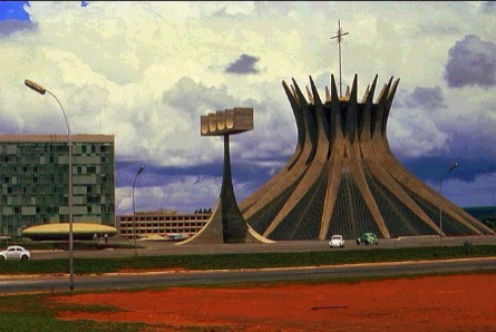 [size=100][size=85]Figura 2[b] –[/b] Catedral em meados de 1970
Fonte: [url=http://www.archdaily.com.br/br/01-14553/classicos-da-arquitetura-catedral-de-brasilia-oscar-niemeyer/14553_15261]http://www.archdaily.com.br/br/01-14553/classicos-da-arquitetura-catedral-de-brasilia-oscar-niemeyer/14553_15261[/url] Acesso em: 12 mai 2017.[/size][/size]
