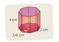 Primero, se calcula el área de la base del prisma (AB). Para esto, se puede
dividir por 2 el producto del perímetro de la base (PB) por la medida del
apotema (ap).
AB = ap · PB
2 = 2,41 · 16
2 = 19,28
Luego, se multiplica el área de la base por la altura, para calcular el volumen (V).
V = 19,28 · 4 = 77,12
Por lo tanto, el volumen del prisma es 77,12 cm3.