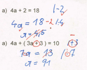 Der Schüler hat Probleme, die Äquivalenzumformung richtig durchzuführen.
 Auf der einen Seite rechnet er im ersten Beispiel -2 und auf der 
anderen nicht. Es fehlt ihm das Grundverständnis zum Thema Gleichungen. 
Dies merkt man auch daran, dass er im ersten Beispiel richtig -2 
geschrieben hat als Umformung und dann im nächsten jedoch +3 obwohl -3 
gehören würde. Er hat noch nicht begriffen, dass ein Plus durch ein 
Minus aufgehoben wird, ein Mal mit einem Dividiert usw.