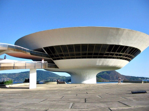 [size=85]Figura 1 - Museu de Arte Contemporânea de Niterói. Fonte: [url=https://goo.gl/UbemYr]https://goo.gl/UbemYr[/url] Acesso em: 12 mai 2017.[/size]