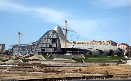 [size=85]Figura 2 - Cosntrução do Heydar Aliyev Center. Fonte: [url=https://goo.gl/7hmRKv]https://goo.gl/7hmRKv[/url] Acesso em: 12 mai 2017.[/size]