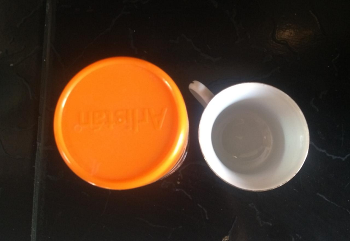 Frasco de café instantáneo y tacita de juego de té desde "arriba".