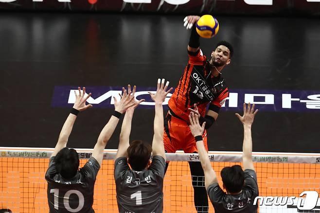 As OK Financial Group and Samsung Fire & Marine Insurance gave up Leo and Yosvani side by side, the possibility of wearing uniforms to other teams has increased.

While the second day of the 2024 Korea Volleyball Federation (KOVO) men's tryout, which has been underway in Dubai, the United Arab Emirates (UAE), has been completed since the 9th, only one contractor is Andres Villena (KB Insurance), drawing attention.

The men's team, which had a poor performance on the first day of the tryout (9th), started its warm-up match on the second day, 30 minutes earlier than the previous schedule to the NAS Sports Complex.

Saber Kazemi (26, Iran), who complained of abdominal pain, did not appear on the field even though he had an interview schedule. Mattei Kok (28, Slovenia), who accompanied Woori Card last season, also appeared on the field due to poor physical condition, but did not play in the warm-up match.

Players were divided into two groups and played a 6-6 game. Indeed, they were more aggressive on offense than on the first day. Officials from the seven clubs also made in-depth observations. Apogit Christian Walzak (23) of Poland, who received the first ranking in two clubs and the second ranking in one club in the preference survey, fell short of expectations.

Outside heater Luis Elian Estrada (24) received the most attention. Standing 201 centimeters tall, he made a strong impression with his high RBI and powerful attack. Sargent's jump also recorded 75 centimeters. Watchers say his receiving ability is somewhat disappointing, but the common view is that his offense will work well in the V-League.

After the exhibition games were over, seven teams announced to KOVO whether to renew contract with their current players. All teams made the decision one minute before the deadline. Only KB Insurance renewed its contract with Villena. OK Financial Group and Samsung Fire & Marine Insurance Co., which considered renewing contract, did not renew their contracts with Leo and Yosvani, respectively, after agonizing over the issue.

Coach Miguel Rivera of KB Insurance chose Villena, who has a good understanding of his volleyball. Rivera and Villena have teamed up together for the Spanish team.

Rivera said, "Bidenna performed well last season as well. I will help her maintain that level consistently. I trust Villena. If there was a player who was better than Villena, I would have picked him."

Samsung Fire & Marine Insurance, which has a high probability of selecting the top order, may choose Yosvani. Manager Kim Sang-woo left all possibilities open, saying, "I think we have a wide range of choices."

"There was a player who was more suitable for volleyball with good skill, fighting, and spirit through the tryout," said OK Financial Group manager Ogino Masah, who did not choose Leo, the MVP of the regular league last season. "We will have a variety of players as candidates and decide in order."

On the third day, only the draft will be held without an exhibition game. The draft will take place at 8 p.m. Korean time (3 p.m. local time) on Wednesday. [url=https://www.outlookindia.com/outlook-spotlight/2023년-한국을-대표하는-카지노-사이트-best-10--news-326663]카지노사이트[/url]

Including the clubs that exercised the right to nominate first in reverse order last season, KB Insurance ranked 7th (35), Samsung Fire & Marine Insurance ranked 6th (30), Korea Electric Power Corporation ranked 5th (25), Hyundai Capital ranked 4th (20), Woori Card ranked 3rd (15), OK Financial Group ranked 2nd (10) and Korean Air ranked 1st (5).
