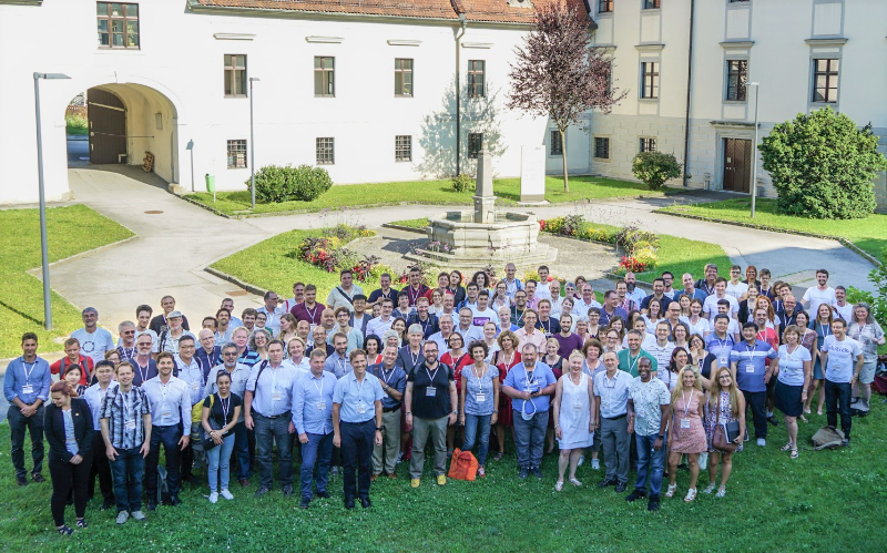 Photo de groupe au GeoGebra Global Gathering de juillet 2019 à Linz, Autriche.
https://www.geogebra.org/m/tvwmdan8