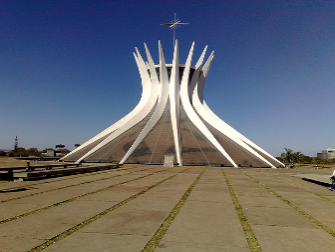 [size=85]Figura 2 - Catedral de Brasília. Fonte:[url=https://goo.gl/4LtxG3] https://goo.gl/4LtxG3[/url] Acesso em: 12 mai 2017.[/size]