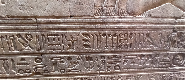 Jeroglíficos utilizando numerales egipcios, en el templo de Edfu.