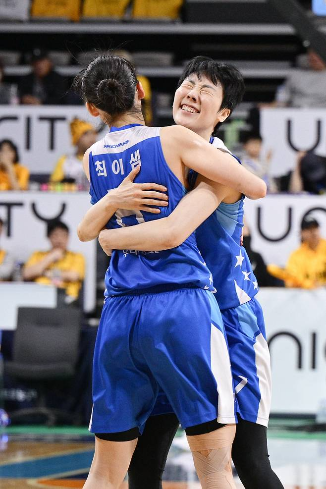 Busan BNK became the winner. Park Hye-jin (33) and Kim Sonia (30) were recruited at the same time. Shinhan Bank, which gave up Kim Sonia to BNK, recruited Choi E-Sam.

Multiple officials familiar with women's professional basketball said on the 18th, "BNK recruited Park Hye-jin and Kim Sonia at the same time. BNK, which succeeded in signing Kim Sonia early, even completed the recruitment of Park Hye-jin, who had been agonizing over her destination until the end," adding, "Shinhan Bank signed Choi E-Sam."

Another official said, "BNK failed to catch the plan to be released as a FA, but it caught Sonia under unconventional conditions and even Park Hye-jin became the final winner of the all-time FA market. Shinhan Bank also recruited Choi E-sam, Woori Bank's winning player."

Jin An, BNK's leading star who was released as a FA this season, moved to Hana One Q.

BNK, which advanced to the championship game for the first time in the club's history two years ago, experienced the pain of being eliminated from the semifinals last season. However, as Park Hye-jin and Kim Sonia were simultaneously recruited from the FA market, their power surged.

Park Hye-jin is a legend of Woori Bank. Park Hye-jin, a graduate of Samcheonpo Girls' High School, was selected as the first choice in the first round in 2009.

During the 2012-2013 season, Coach Wi Sung-woo took the helm of Woori Bank. With strong training, the bank instantly conquered the summit. Park Hye-jin was the core of Woori. She was named regular league MVP and champion MVP one after another, and was evaluated as the league's best point guard.

He was unable to play in the early part of the season due to injury this season, but eventually joined at the end of the season and proved his value by driving Woori Bank's victory in the playoffs.

Park Hye-jin received love calls from many clubs, including the original team Woori Bank, Shinhan Bank and BNK, but she finally chose BNK.

Kim has dual citizenship between Korea and Romania. Kim Dan-bi transferred to Woori as a free agent in the 2022-2023 season. He wore a Shinhan uniform as a compensation player. He played an active role as the ace player for Shinhan Bank, and was also named one of the biggest fish in the market.

Kim told Shinhan Bank, her team, that she wanted to join the winning team, and eventually decided to go to BNK. Park Hye-jin and Kim Sonia have been close friends since their days at Woori Bank.

BNK's backcourt team has become the best in the league. Although Ahn Hye-ji's move to FA is still unclear, Lee So-hee and Park Hye-jin endure on the outside. Kim Sonia can solve BNK's weakness, the lack of wingmen, at once.

BNK quickly emerged as a dark horse for the next season. However, it still has problems. BNK, which has recruited two players, must award FA compensation players.

Sonia is also ranked third in contribution overall in the league. If she transfers to a free agent, she must give four other players to Shinhan Bank, the original team. Park Hye-jin must also send one player except for five players to Woori Bank, her original team. If Ahn Hye-ji and Lee So-hee are combined with the two players, she has to endure bleeding of key players.

Woori Bank, which won the strongest Cheongju KB in the championship game last season with an all-time upset, had two main players left. Even Park Ji-hyun has been voluntarily withdrawn for overseas expansion.

An official said, "Woori Bank is in a situation where it has to build a new team around Kim Dan-bi. The power itself has plummeted. This means that the era of Woori Bank, which has dominated the past, is coming to an end." However, another official said, "Woori Bank is able to recruit players who will focus on rewarding players. The Asian quarter can also help us. Woori is far from winning the championship, but it is still highly likely that it will fight for the semifinals." [url=https://edwardsrailcar.com/]토토사이트[/url]



