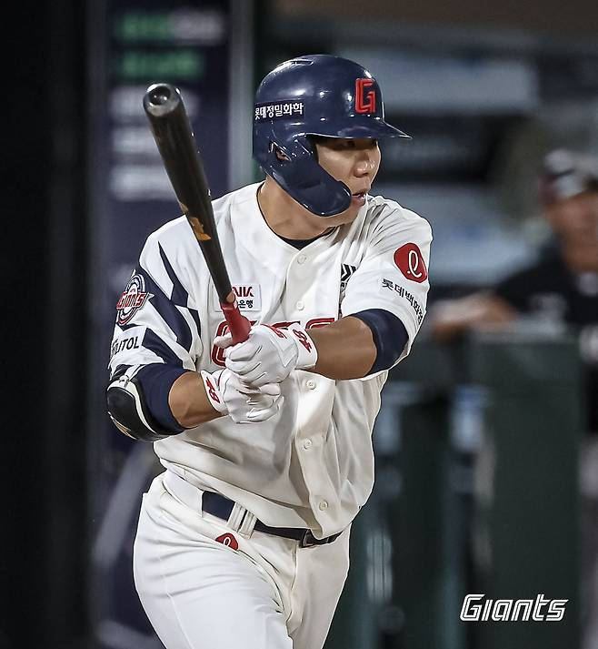 Left-handed hitter Junghoon Lee (30) is the most reliable substitute. Junghoon Lee came out as a substitute in the bottom of the seventh inning in a 2024 Shinhan SOL Bank KBO League game against KT held at Sajik Stadium in Busan on Sunday.

Lotte trailed 1-4 until the top of the seventh inning and succeeded in balancing 4-4 with Jeon Joon-woo, Jung Hoon and Na Seung-yeop hitting a timely hit in succession in the bottom of the seventh inning.

Lotte was not satisfied here. As chances continued with runners on the first and third bases with no outs, Lotte took out the pinch-hitter card. It put in a pinch-hitter Junghoon Lee to Information Keun's at-bat. Junghoon Lee faced KT's setup man Kim Min, and hit a fastball with a depth of 147 kilometers per hour that came into the second pitch after picking out the first ball. The hit led to a timely hit to the right field, and as third baseman Shin Yoon-hoo scored, Lotte was able to come from behind to win 5-4. Lotte added two more runs, and won 7-5 to narrow the gap with fifth-ranked KT to two games later. Junghoon Lee's come-from-behind hit was recorded as the final hit of the game.

It was intentional for Junghoon Lee to send a hit between the first and second bases. And he hit the bull's eye. "I prepared as if I needed to score a point in the second half of the game, thinking that I would go out as a substitute," Junghoon Lee said. "When I entered the batter's box in the bottom of the seventh inning, there was a gap between the first and second bases. Considering that the opposing pitcher is a good pitcher with a fastball, I tried to send a hit between the first and second bases by aggressively hitting points in front of him."

When Junghoon Lee was playing in the Futures League, he had advice from Futures batting coach Lee Byung-kyu and Futures batting assistant coach Lee Sung-gon. "When I was playing in the Futures League, Lee Byung-kyu and Lee Sung-gon gave me feedback that my points were too far behind me. That's why I practiced a lot to proactively hit and put points in front of me," Junghoon Lee said. "I checked my mindset to go to the batter's box without paying attention to records and results. This process seems to have resulted in me," Junghoon Lee added.

Junghoon Lee, who started his professional career in KIA in 2017, played in 41 games in 2021 with a batting average of .248 with two home runs and 14 RBIs, but only had a batting average of .000 (no hits in 8 times at bat) in 6 games in 2022 and was eventually announced to be released. Junghoon Lee, who continued his career with Lotte last year, played in 59 games with a batting average of .296 with one home run and 17 RBIs, and boasts a high sense of hitting with a batting average of .321 and 18 RBIs in 47 games this year.

As a pinch hitter, he already has a chance to enter the 30th at-bat. Junghoon Lee has a .304 (7 hits in 23 times at bat) as a pinch hitter this season, and has displayed concentration in picking six pitches. One can see Junghoon Lee's desperation in his words, "I'm in a position to concentrate on one hit."

In fact, Junghoon Lee is as good as any other key player in terms of hitting ability. Lotte tried hard to make the most of Junghoon Lee's bat widely enough to have Junghoon Lee practice catcher. Although Junghoon Lee's original position was catcher, he often served as a designated hitter or outfielder after moving to Lotte. [url=https://bsc.news/post/safe-totosite-ranking-top-15-major-safe-playground-2024]토토사이트 순위[/url]

Although Junghoon Lee's return to catcher was canceled, the team is still second to none as the best substitute. As Lotte has to devote all of its efforts to advance to the top five in the remaining 21 games, its operation like that of a short-term game is essential. "This is not a time to think that it is a pennant race. We should consider it a short-term game," Lotte manager Kim Tae-hyung said, adding that the team will move faster than usual in its campaign. As a result, Junghoon Lee's role as the substitute at a critical moment has become more important than ever. If Junghoon Lee, which pinch-hit KT, continues this performance, Lotte's fall baseball will also have a bigger chance.
