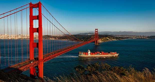 Noseći kablovi visećih mostova slijede krivulju koja je međuprostor između parabole i katenarne mreže. Ovo je na slici Golden Gate most u San Franciscu, SAD.