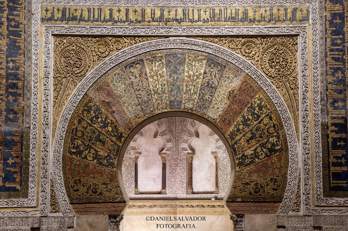 Arco de herradura islámico. Arco del Mihrab de la mezquita de Córdoba. Siglo VIII.