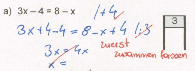 Im zweiten Bild ist zu bemerken, dass es ihm auch nicht klar ist, dass 
er zuerst alle Terme die zusammengehören zusammenfassen muss, bevor er 
weiter umformt. 