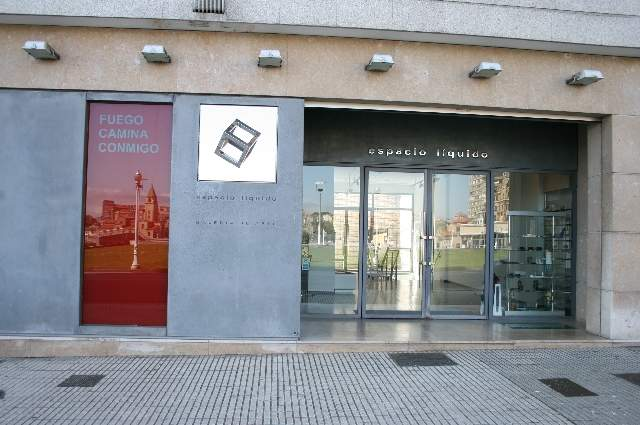 Fachada de la galería de arte "Espacio líquido", Gijón.