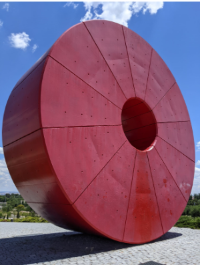 Escultura "Espacio México" de 8 m de diámetro, situada en el parque Juan Carlos I, en Madrid.