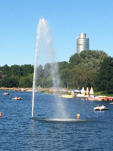 Im Bild siehst du den Springbrunnen im Wöhrder See. Seine Wasser-Fontäne beschreibt die Form einer nach unten geöffneten Parabel.