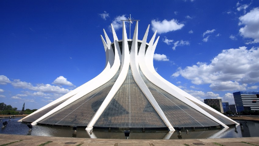 [size=85]Figura 1 - Catedral de Brasília. Fonte: [url=https://www.westwing.com.br/catedral-de-brasilia/]https://www.westwing.com.br/catedral-de-brasilia/[/url] Acesso em: 12 mai 2017.[/size]