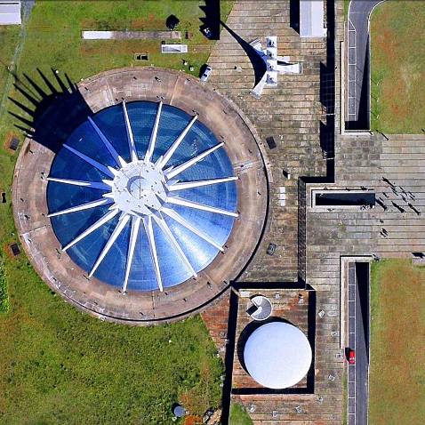 [size=85]Figura 1 - Catedral de Brasília vista de cima. Fonte: [url=http://www.dailyoverview.com/]http://www.dailyoverview.com/[/url] Acesso em: 12 mai 2017.[/size]