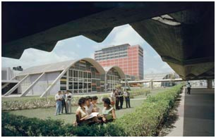 Escuela de Ingenieros y la biblioteca vistos desde uno de los corredores cubiertos, en 1959