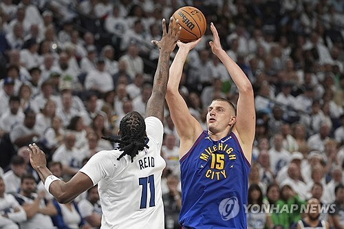 The Denver Nuggets won 117-90 against the Minnesota Timberwolves in Game 3 of the second round of the 2024 NBA Western Conference Playoff at Minneapolis Target Center in Minnesota on the 11th (Korea time).

Ace Nikola Jokic (24 points, 14 rebounds, 9 assists) performed as a triple-double, while Jamal Murray (24 points, 4 rebounds, 5 assists) and Michael Porter Jr. (21 points, 4 three-pointers, 4 rebounds) also showed off their presence. Denver, which garnered one win in counterattack at enemy territory, made it one win and two losses overall in the series.

Denver, which finished the first quarter 28-20, gained momentum in the second. Three-pointers by Justin Halladay, Murray, and Chris Brown cut the rim in succession. Kentavius Caldwell-Pope scored a mid-range shot, and Porter Jr. put a layup on top. They lost points to Carl-Anthony Towns and Nikale Alexander-Walker, but Jokic and Murray scored, making it 56-41 at halftime.

At the center of the second half was Jokic. Jokic scored freely under the basket, and scored 13 points in the third quarter alone. Aaron Gordon and Porter Jr. also shot support from the outside. Murray and Caldwell-Pope also scored. At the end of the third quarter, the score was 93-66, a comfortable lead for Denver.

The remaining four quarters were meaningless. Denver ran away even more with Murray, Porter Jr. and Jokic continuing their scoring spree. Sensing the defeat, Minnesota called in its main players early on, and Denver also added bench players to finish the game leisurely. [url=https://edwardsrailcar.com/]토토사이트[/url]

Meanwhile, Anthony Edwards (19 points, six rebounds, five assists) and Towns (14 points, five rebounds, three assists) played their part in Minnesota, but fell short of Denver's momentum. Although the team lost the game on the day, Game 4 will also be held at home, allowing the team to seek a reversal.
