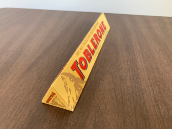 Aşağıda gösterilen Toblerone'un boyutlarına dikkat edin.