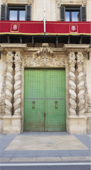 Columnas salomónicas en la puerta del ayuntamiento de Alicante.
