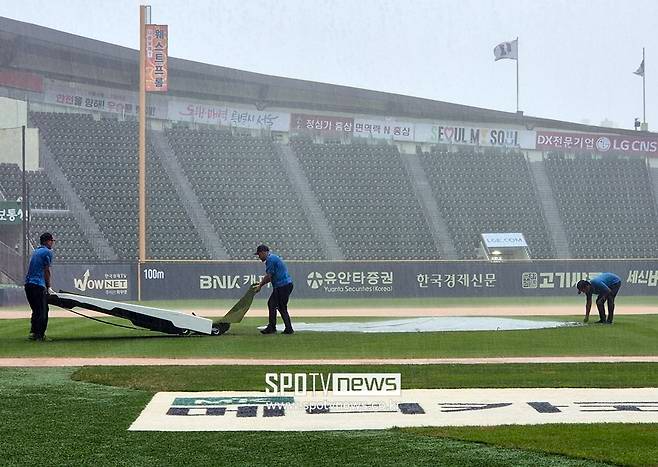 LG Twins manager Yeom Kyung-yeop looked up at the sky before the match against the Hanwha Eagles at Jamsil on Wednesday. The sky was full of dark clouds. LG won the match against the Lotte Giants 9-6 after a fierce battle for four hours and 46 minutes at Sajik Stadium on Saturday. Despite the upward trajectory after winning seven consecutive games, the team arrived at Jamsil Baseball Stadium at around 5 a.m. on Wednesday despite the busy schedule after the game. Perhaps considering players' fatigue, the team conducted training freely on the day.

Has Yeom's wind hit the sky? Heavy rain accompanied by gusts of wind began around 4:10 p.m. Even though the ground maintenance team rushed to move, it rained too much in such a short time that the infield was completely flooded. The maintenance team managed to cover only the mound and home plate with tarpaulin. Gyeonggi Province Superintendent Kim Si-jin continued to monitor the flooded ground. Eventually, Superintendent Kim Si-jin decided to cancel the rain at 4:40 p.m.

LG's starting lineup is Hong Chang-ki (right wing), Oh Ji-hwan (striker), Kim Hyun-soo (designated hitter), Moon Bo-kyung (third baseman), Park Dong-won (catcher), Park Hae-min (center fielder), Shin Min-jae (second baseman), Kim Bum-seok (first baseman), and Ham Chang-gun (left wing). The starting pitcher is Lim Chan-kyu.

Austin Dean, a foreign hitter, was excluded from the lineup after colliding with catcher Park Dong-won during the defense against Lotte on Saturday. Currently, he is undergoing physical examination to check the exact condition.

"I heard Austin's knee hurts a little bit because he got hit," Yeom said. " (Park) Dong-won needs to hurt more (laughs). We have to wait and see (how long we have to rest). If he says he's okay, he can run."

Choi Won-tae, who was the starting pitcher against Lotte on the 25th, will prepare to take the mound against Hanwha in Jamsil on the 28th. He left the mound with a head shot at 13 pitches in the ⅓ innings. Choi had already taken the mound for the first time in 13 days since the match against Hanwha on the 12th, but if he keeps the rotation as it is, the rest will be too long.

As the match was canceled due to rain, various situations must be considered, but chances are high that Choi will play in the match on Friday. "I prefer (Son) Joo-young to (Choi) Won-tae. I think it would be good if Joo-young goes out on Tuesday and enters the game twice next week, and I think we should consider various factors to make a decision," Yeom said. "Once it rains and takes a rest, the principle I think is to give some rest."

After the decision was made to cancel the rain, the LG Twins announced Monday that Lim Chan-kyu would be their starting pitcher. Lim Chan-kyu got one more day off.

Meanwhile, the Hanwha team visited the stadium early on the day for training as the match against the Samsung Lions was canceled due to rain on Saturday. Coach Kim Kyung-moon said, "I tried to watch the players' training while watching the batting cage installed, but now the team has withdrawn due to sudden rain.

As the game was canceled on the 25th, Hanwha decided to send starting pitcher Moon Dong-ju to the game on the 26th. Moon struggled in 13 games in the first half with 3-6 losses, 66 ⅓ innings and a 6.92 ERA, but he has a good pace with 1-1 losses, 12 innings and a 3.00 ERA in two games in the second half. [url=https://www.ibeautylab.co.kr/18/]안전놀이터[/url]

As the game was canceled due to rain, Hanwha changed its starting rotation. Alternative foreign pitcher Ryan Weiss will start on the 27th in time for the rotation, and Moon Dong-ju will prepare to take the mound on the 28th.
