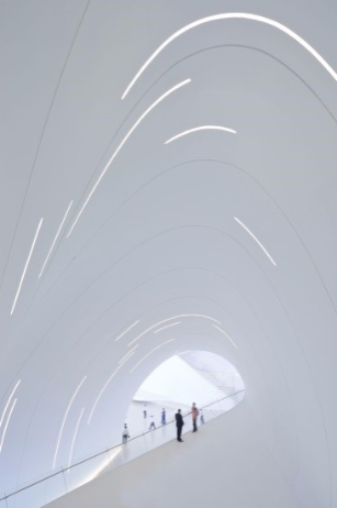 [size=85]Figura 4 - Interior do Heydar Aliyev Center. Fonte: [url=https://goo.gl/uFnOqP]https://goo.gl/uFnOqP[/url] Acesso em: 12 mai 2017.[/size]